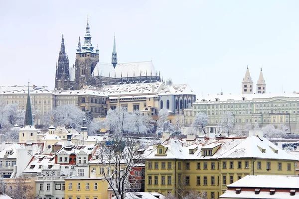 Weihnachten romantische verschneite Stadt Prag, Tschechische Republik — Stockfoto