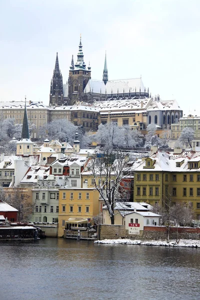 Kerst romantische besneeuwde stad Praag, Tsjechië — Stockfoto