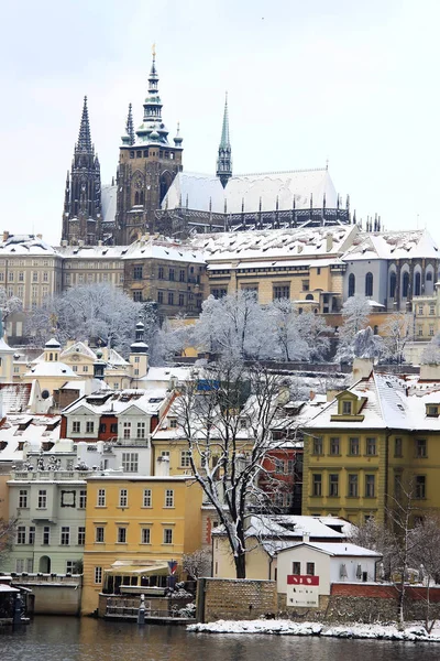 Kerst romantische besneeuwde stad Praag, Tsjechië — Stockfoto