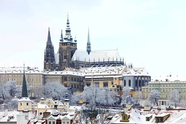 Vánoční romantické zasněžené město Praha, Česká republika — Stock fotografie