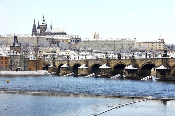 Natale romantico nevoso Praga City, Repubblica Ceca — Foto Stock