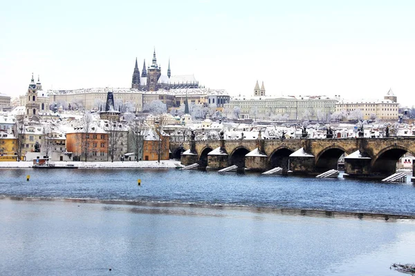 クリスマス ロマンチックな雪に覆われたプラハ チェコ共和国 — ストック写真