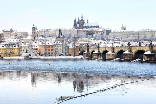 Boże Narodzenie romantyczne snowy miasta Praga, Republika Czeska — Zdjęcie stockowe