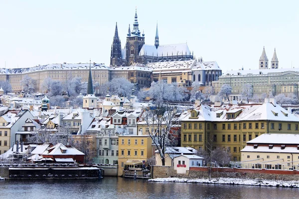 Kerst romantische besneeuwde stad Praag, Tsjechië — Stockfoto