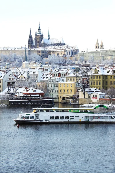 Vánoční romantické zasněžené město Praha, Česká republika — Stock fotografie