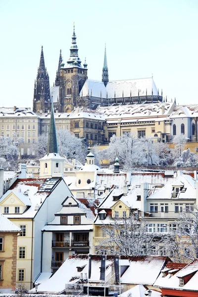 Weihnachten romantische verschneite Stadt Prag, Tschechische Republik — Stockfoto