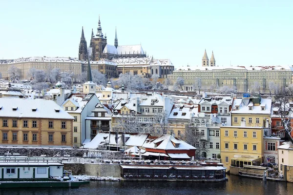 Weihnachten romantische verschneite Stadt Prag, Tschechische Republik — Stockfoto