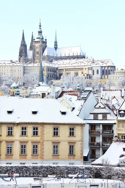 Vánoční romantické zasněžené město Praha, Česká republika — Stock fotografie