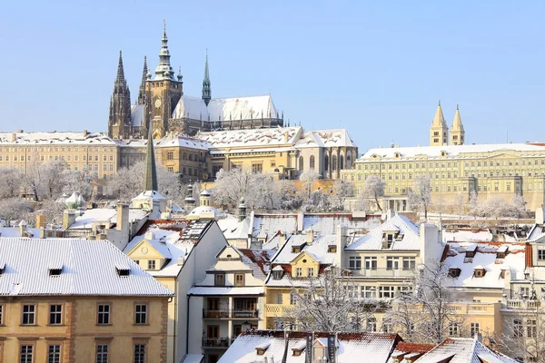 Weihnachten romantische verschneite Stadt Prag, Tschechische Republik — Stockfoto