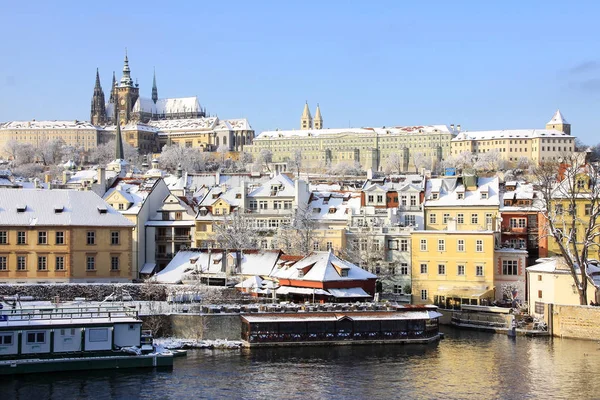 Boże Narodzenie romantyczne snowy miasta Praga, Republika Czeska — Zdjęcie stockowe