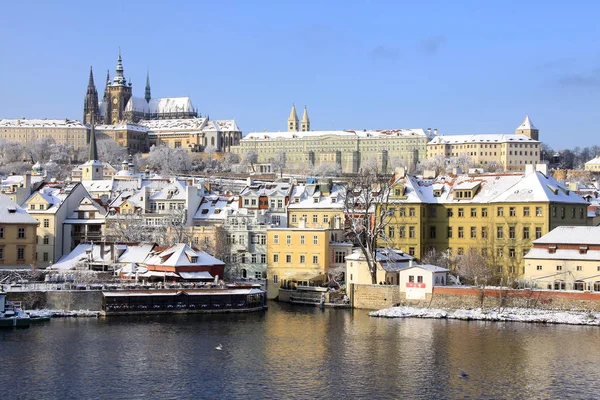 Boże Narodzenie romantyczne snowy miasta Praga, Republika Czeska — Zdjęcie stockowe