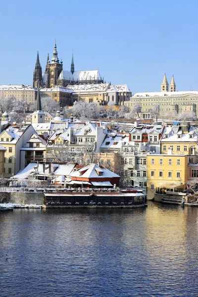 Weihnachten romantische verschneite Stadt Prag, Tschechische Republik — Stockfoto