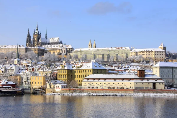 Weihnachten romantische verschneite Stadt Prag, Tschechische Republik — Stockfoto