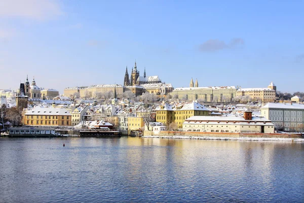 Weihnachten romantische verschneite Stadt Prag, Tschechische Republik — Stockfoto