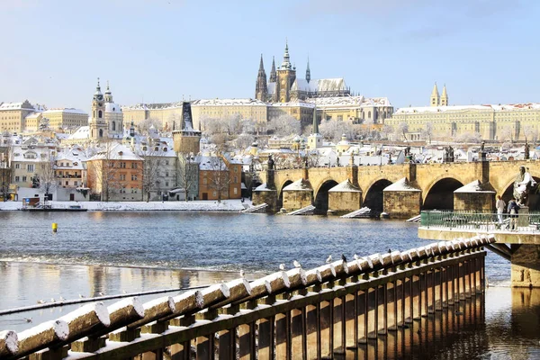 Weihnachten romantische verschneite Stadt Prag, Tschechische Republik — Stockfoto