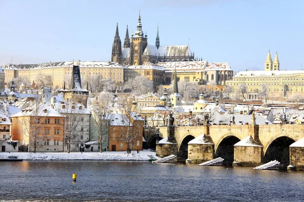 クリスマス ロマンチックな雪に覆われたプラハ チェコ共和国 — ストック写真