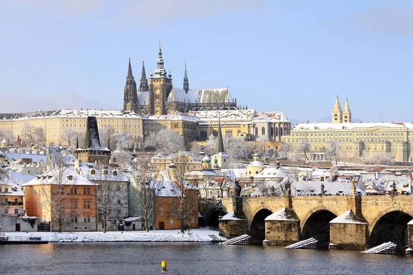 Kerst romantische besneeuwde stad Praag, Tsjechië — Stockfoto