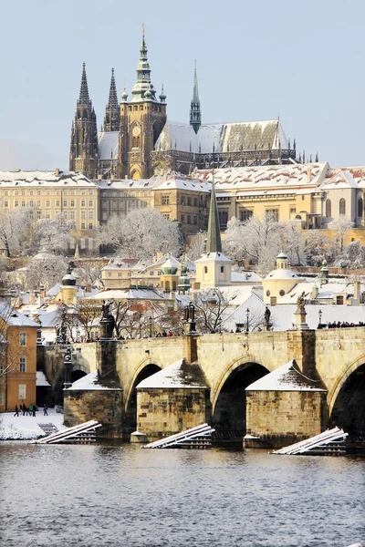 圣诞浪漫雪布拉格市，捷克共和国 — 图库照片