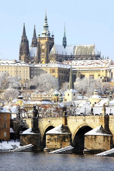 Kerst romantische besneeuwde stad Praag, Tsjechië — Stockfoto