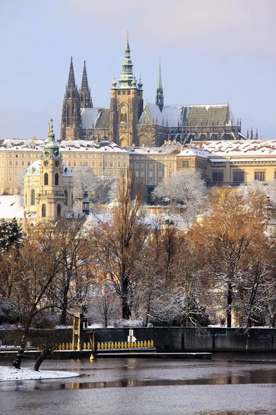 Weihnachten romantische verschneite Stadt Prag, Tschechische Republik — Stockfoto