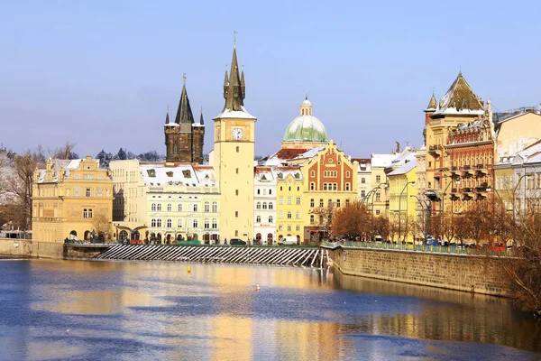 Weihnachten romantische verschneite Stadt Prag, Tschechische Republik — Stockfoto