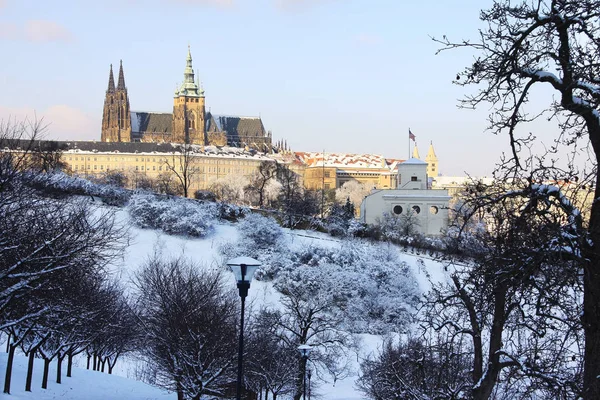 Vánoční romantické zasněžené město Praha, Česká republika — Stock fotografie