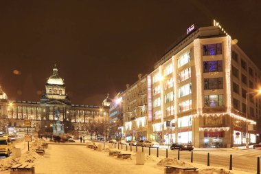 Karlı Noel Wenceslas Meydanı gece, Prague, Çek Cumhuriyeti