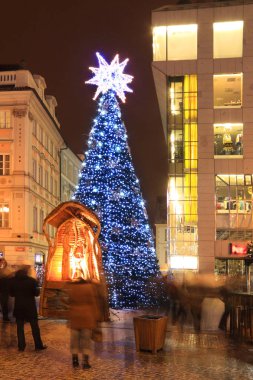 Noel ruh karlı gecede eski şehir Meydanı, Prague, Çek Cumhuriyeti