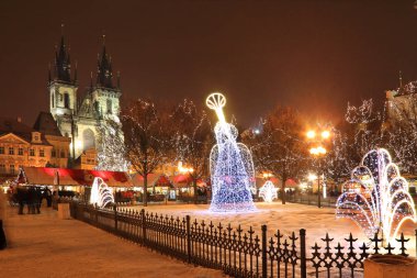 Noel ruh karlı gecede eski şehir Meydanı, Prague, Çek Cumhuriyeti