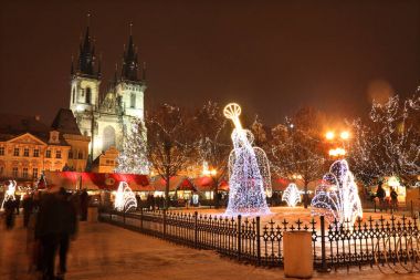 Noel ruh karlı gecede eski şehir Meydanı, Prague, Çek Cumhuriyeti