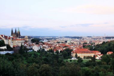 Gece renkli Prag şehir yukarıda Nehri Vltava, Çek Cumhuriyeti