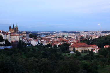 Gece renkli Prag şehir yukarıda Nehri Vltava, Çek Cumhuriyeti
