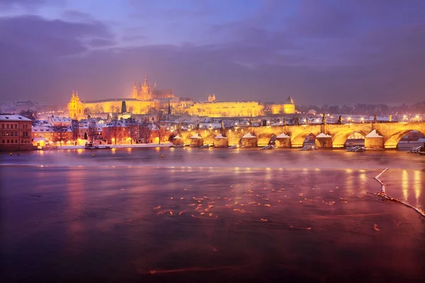 Boże Narodzenie śniegu Prague City w nocy, Republika Czeska — Zdjęcie stockowe