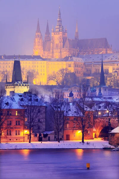 Kerst besneeuwde Prague City in de nacht, Tsjechië — Stockfoto