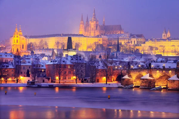 Weihnachten verschneite Prager Stadt in der Nacht, Tschechische Republik — Stockfoto