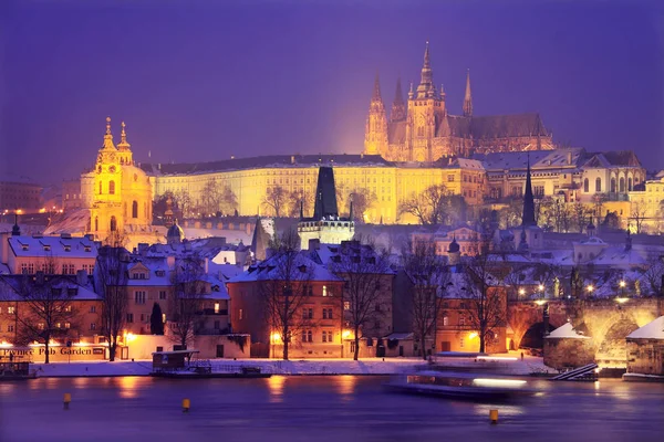 Kerst besneeuwde Prague City in de nacht, Tsjechië — Stockfoto