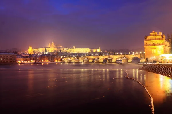 Zasněžené Vánoce Prague City v noci, Česká republika — Stock fotografie