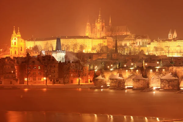 Kerst besneeuwde Prague City in de nacht, Tsjechië — Stockfoto