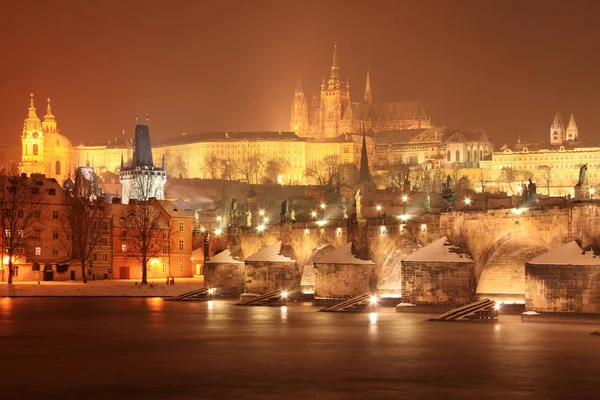 Zasněžené Vánoce Prague City v noci, Česká republika — Stock fotografie