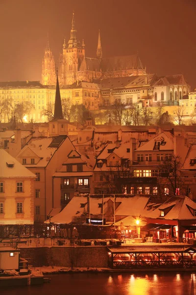 Ciudad de Praga nevada de Navidad en la noche, República Checa — Foto de Stock