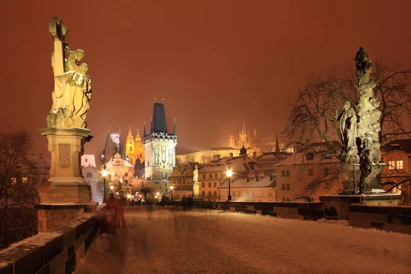 Zasněžené Vánoce Prague City v noci, Česká republika — Stock fotografie