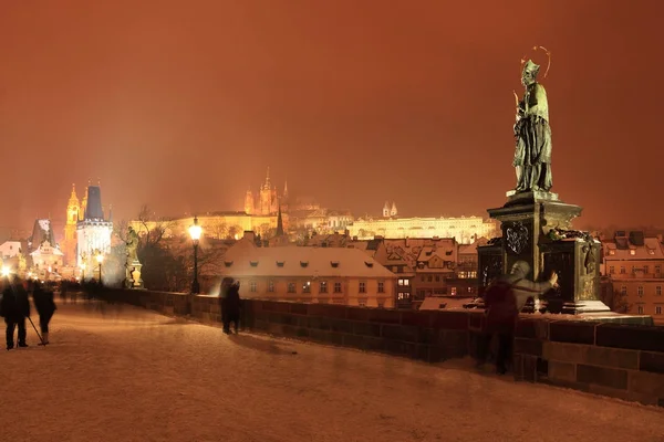 Ciudad de Praga nevada de Navidad en la noche, República Checa — Foto de Stock