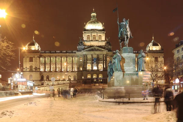 Navidad nevada Plaza de Wenceslao en la noche, Praga, República Checa — Foto de Stock