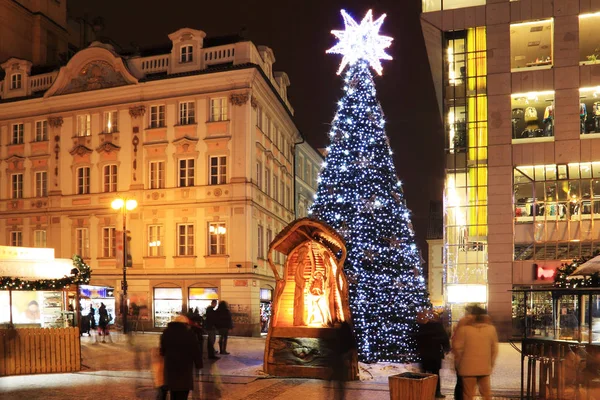 Humor de Natal na noite nevada Praça da Cidade Velha, Praga, República Checa — Fotografia de Stock