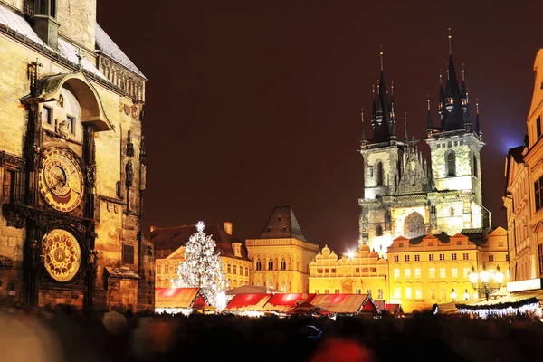 Julstämning på den snöiga natten Gamlestadstorget, Prag, Tjeckien — Stockfoto