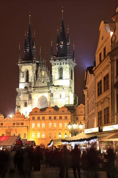 Vánoční nálada v zasněžené noci Staroměstské náměstí, Praha, Česká republika — Stock fotografie