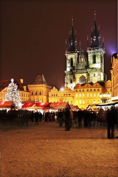 Weihnachtsstimmung auf dem verschneiten Altstadtplatz, Prag, Tschechische Republik — Stockfoto