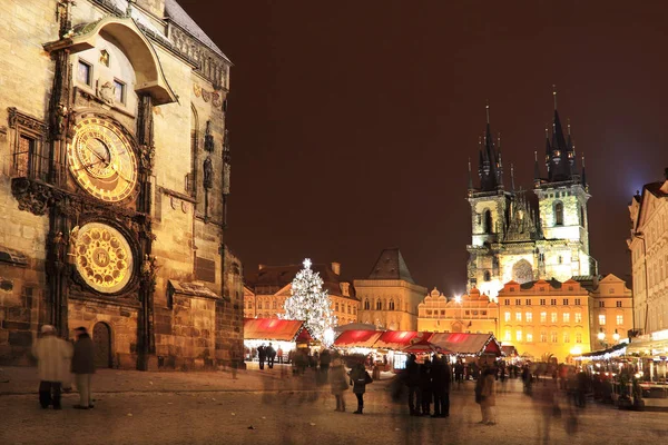 L'umore di Natale nella notte nevosa Piazza della Città Vecchia, Praga, Repubblica Ceca — Foto Stock