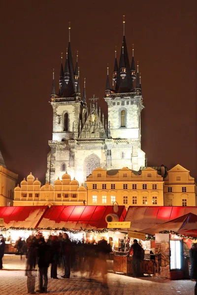 Humor de Natal na noite nevada Praça da Cidade Velha, Praga, República Checa — Fotografia de Stock