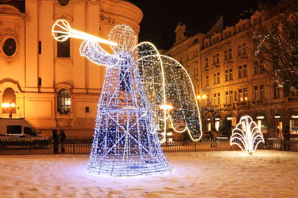 Χριστουγεννιάτικη διάθεση τη νύχτα χιονισμένη πλατεία της παλιάς πόλης, Πράγα, Τσεχική Δημοκρατία — Φωτογραφία Αρχείου